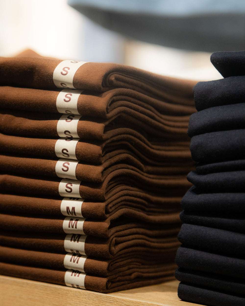 Maillots pliés en piles avec des étiquettes de taille