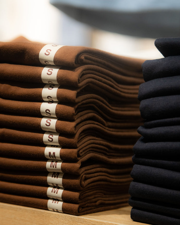 Maillots pliés en piles avec des étiquettes de taille